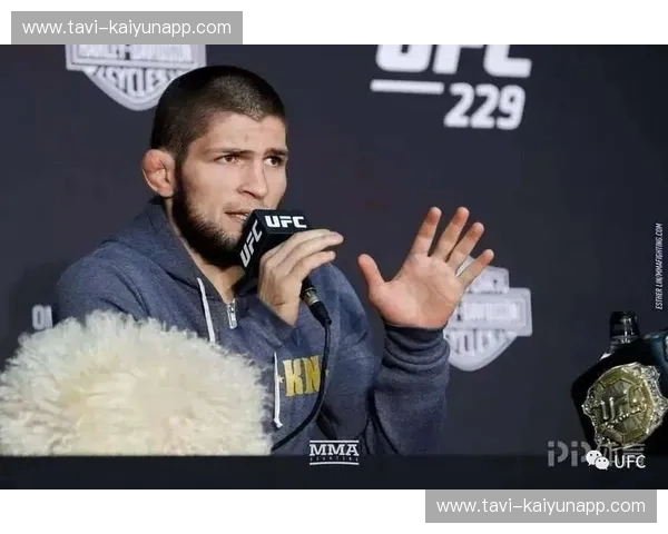 宿命与鲜血的交响：揭秘UFC史上最疯狂的世纪对决——嘴炮vs小鹰